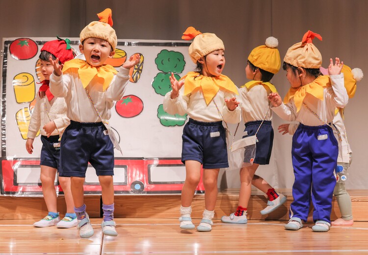 園での過ごし方→季節ごとの園の様子→冬（発表会の写真に追加）