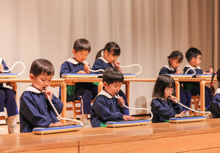 園での過ごし方→季節ごとの園の様子→冬（発表会の写真に追加②